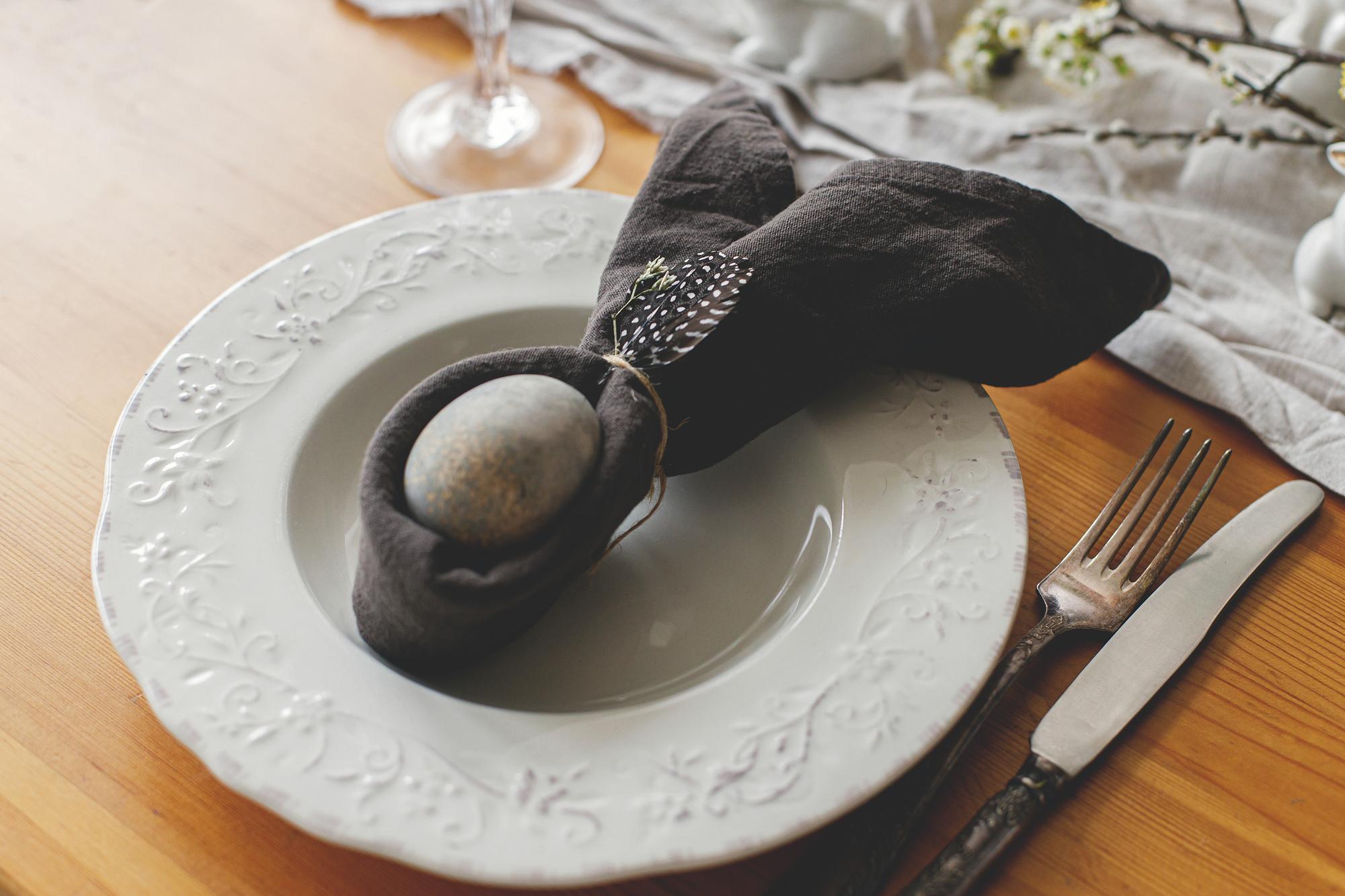 Detale stołu — sztućce i porcelana